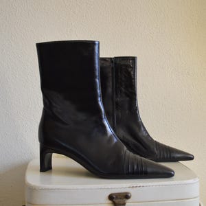 Vintage early 2000s black PATENT leather ankle boots / point toe mid heel unique deco toe sleek CHIC everyday boots work casual Y2K dressy 7