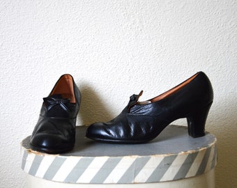 Vintage 1940's black leather shoes // original 30s 40s day shoes low mid heel leather suede court shoes // 7.5 38
