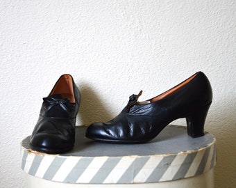 Vintage 1940&#39;s black leather shoes // original 30s 40s day shoes low mid heel leather suede court shoes // 7.5 38