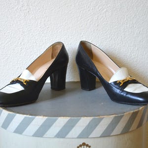 Zapatos mocasines vintage de los años 80 y 90 // Mocasines minimalistas de punta cuadrada con hebilla de herradura y tacón grueso en blanco y negro // 38.5 8 imagen 6