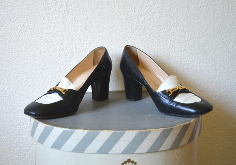 Zapatos mocasines vintage de los años 80 y 90 // Mocasines minimalistas de punta cuadrada con hebilla de herradura y tacón grueso en blanco y negro // 38.5 8 imagen 6