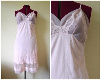 Vintage 1960's baby pink slip // nylon lace night dress petticoat LINGERIE pin up sexy nightie sleep wear pajamas romantic date burlesque M