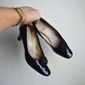 Vintage 1960's black patent shoes // mid heel pump loafer everyday MOD mid century cute feminine unique pom pom evening shoes 60s // 7.5