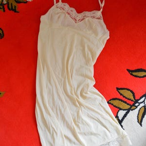 Vintage 1960s beige slip petticoat // nylon lace trim off white 50s mid century nightie night dress grunge baby doll / true vintage pin up S