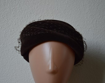 Vintage 50s 60s pill box hat // brown velvet netting // pinup mid century S M
