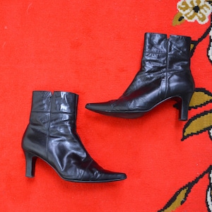 Vintage 2000s Y2K black leather ankle boots / pointed toe mid heel 90s classic minimalist glamour everyday timeless CHIC shiny 6.5 37
