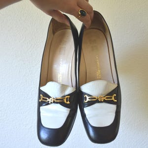 Zapatos mocasines vintage de los años 80 y 90 // Mocasines minimalistas de punta cuadrada con hebilla de herradura y tacón grueso en blanco y negro // 38.5 8 imagen 8