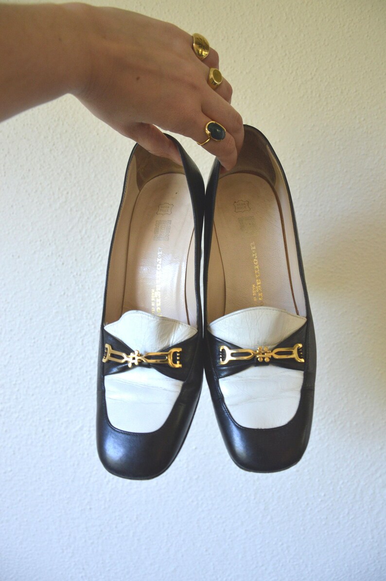 Zapatos mocasines vintage de los años 80 y 90 // Mocasines minimalistas de punta cuadrada con hebilla de herradura y tacón grueso en blanco y negro // 38.5 8 imagen 8