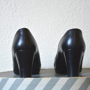 Zapatos mocasines vintage de los años 80 y 90 // Mocasines minimalistas de punta cuadrada con hebilla de herradura y tacón grueso en blanco y negro // 38.5 8 imagen 5