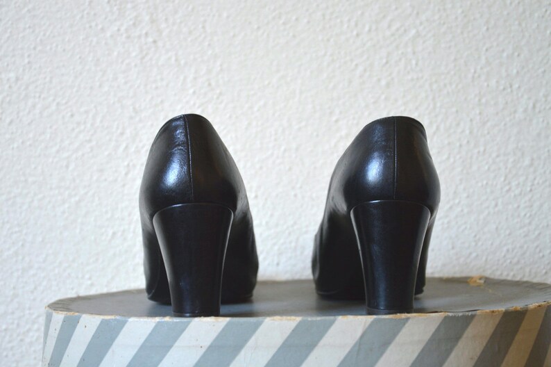 Zapatos mocasines vintage de los años 80 y 90 // Mocasines minimalistas de punta cuadrada con hebilla de herradura y tacón grueso en blanco y negro // 38.5 8 imagen 5