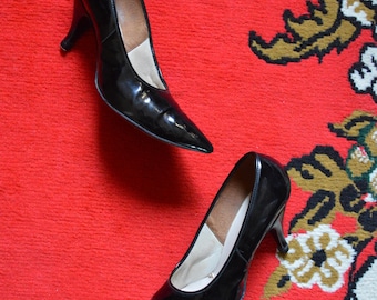 Vintage 1950s black patent leather pumps // pointed toe MID CENTURY 60s 60s mid heel stiletto TIMELESS classic office kitten chic glamour 7