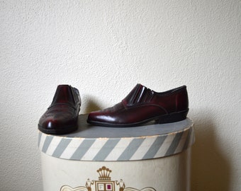Vintage 1980's ankle boots // western cowboy burgundy ankle booties // point toe low heel loafer shoes // 6