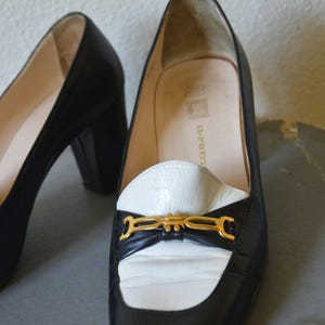 Zapatos mocasines vintage de los años 80 y 90 // Mocasines minimalistas de punta cuadrada con hebilla de herradura y tacón grueso en blanco y negro // 38.5 8 imagen 4