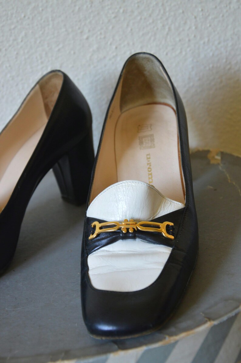 Zapatos mocasines vintage de los años 80 y 90 // Mocasines minimalistas de punta cuadrada con hebilla de herradura y tacón grueso en blanco y negro // 38.5 8 imagen 4