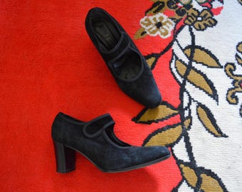 Vintage 1990s black suede MARY JANES / chunky heel strap almond toe shoes everyday cute work wear dark Academia PREPPY Grunge leather 8 39