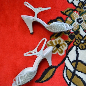 Sandalias vintage de los años 70 y 80 // Zapatos de tacón con tiras en el tobillo de piel de serpiente en azul pálido, verde y gris, para fiesta y noche, glamurosos, talla 7.5 AA imagen 1