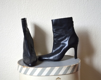 Vintage 1990's black ankle boots // stiletto high heel point toe leather ankle boots 90s 2000's // 7.5