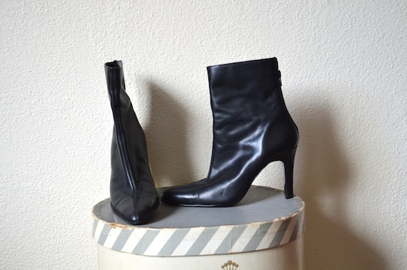 Vintage 1990's black ankle boots // stiletto high heel point toe leather ankle boots 90s 2000's // 7.5