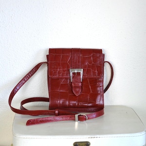 Sac cartable en cuir rouge/croisé sur le corps de style vintage classique imprimé CROC carré coupé sac à main à bandoulière Gabee des années 2000