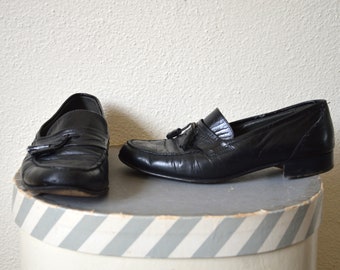 Vintage black leather loafers // CLASSIC Italian tassel loafers soft leather 90s 80s 70s vintage MINIMALIST // 39 40 8.5