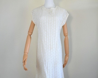 Vintage 1960's white lace shift dress // cotton eyelet floral pretty feminine CLASSIC mid century simple wedding dress 60s short timeless M