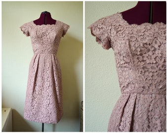 Vestido vintage de encaje rosa de los años 50 // Vestido de cóctel de noche en rosa pálido polvoriento, entallado y acampanado, clásico PIN UP, auténtico vestido vintage formal para fiesta de té, boda M
