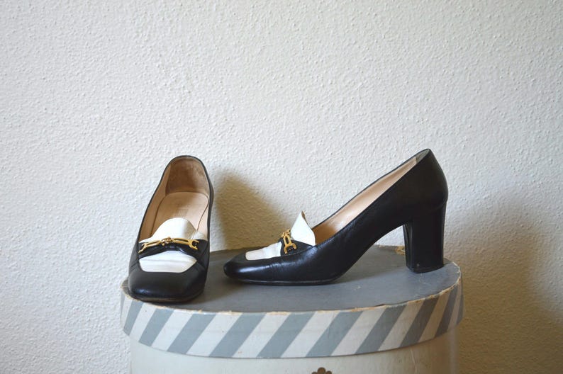 Zapatos mocasines vintage de los años 80 y 90 // Mocasines minimalistas de punta cuadrada con hebilla de herradura y tacón grueso en blanco y negro // 38.5 8 imagen 1