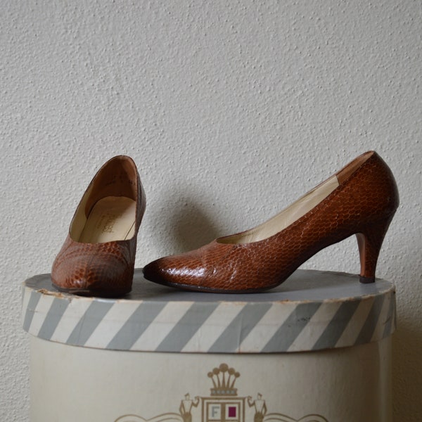 Vintage 1960s 70s brown snakeskin pumps // heels shoes reptile leather // 8.5