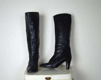 Vintage 1980's black leather knee high boots // western 70s 80s tall slouch almond toe block heel boots // CLASSIC boho hippy quality 8