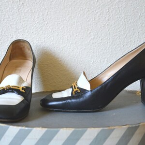 Zapatos mocasines vintage de los años 80 y 90 // Mocasines minimalistas de punta cuadrada con hebilla de herradura y tacón grueso en blanco y negro // 38.5 8 imagen 2