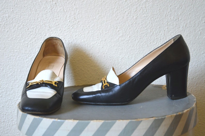 Zapatos mocasines vintage de los años 80 y 90 // Mocasines minimalistas de punta cuadrada con hebilla de herradura y tacón grueso en blanco y negro // 38.5 8 imagen 2