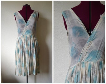 Vintage 1970er Seidenkrepp Kleid // Cremeweiß Blau Grau floral Swirl Sheer Fit and Flare Kleid // M L
