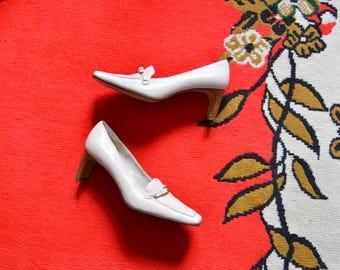 Vintage early 2000s Y2K off white leather kitten heel court shoes // Square toe work wear Chic minimal stylish CLASSIC low comfy heels 36