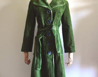 Vintage 1970s Green corduroy trench coat // A line long midi winter coat fitted jacket BELT large lapel collar unique statement // 8 S