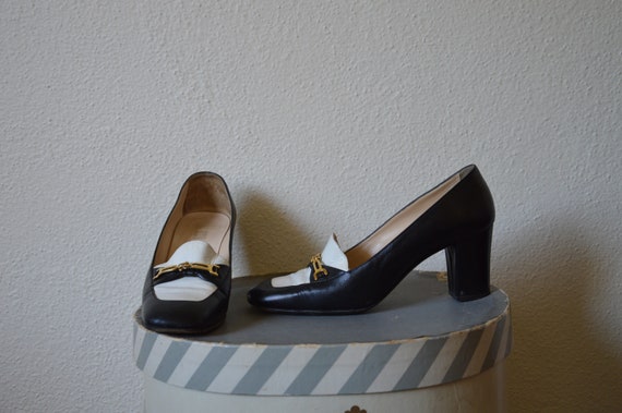 Vintage 1990's loafers court shoes // Black white minimalist square toe horse bit buckle heeled chunky loafers // 38.5 8