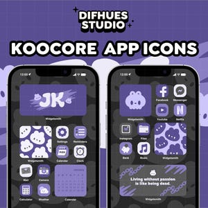 Può includere: Due schermate di un iPhone con sfondo viola e nero con icone delle app personalizzate. Le icone sono disposte in una griglia e presentano una varietà di design, tra cui un teschio, una nuvola, un calendario e un orologio. Il testo "Vivere senza passione è come essere morti." è visualizzato sullo schermo inferiore.