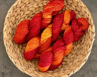 FEUER, Handgefärbte Wolle, Handdyed Yarn, mit Säurefarben gefärbt, als Strang oder gewickelt, 4-fach, Merino, 6-fach, Glitzer, Tweed