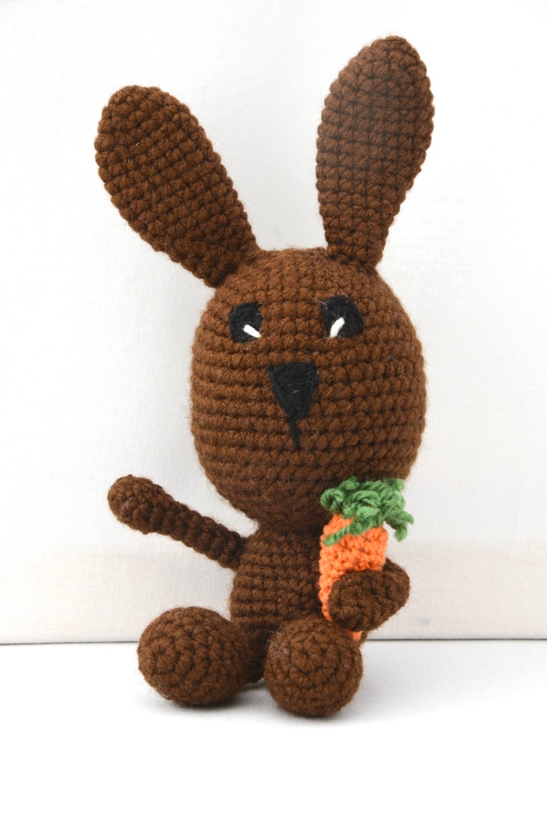 Bunny with carrot, amigurumi, handmade, gift dunkelbraun