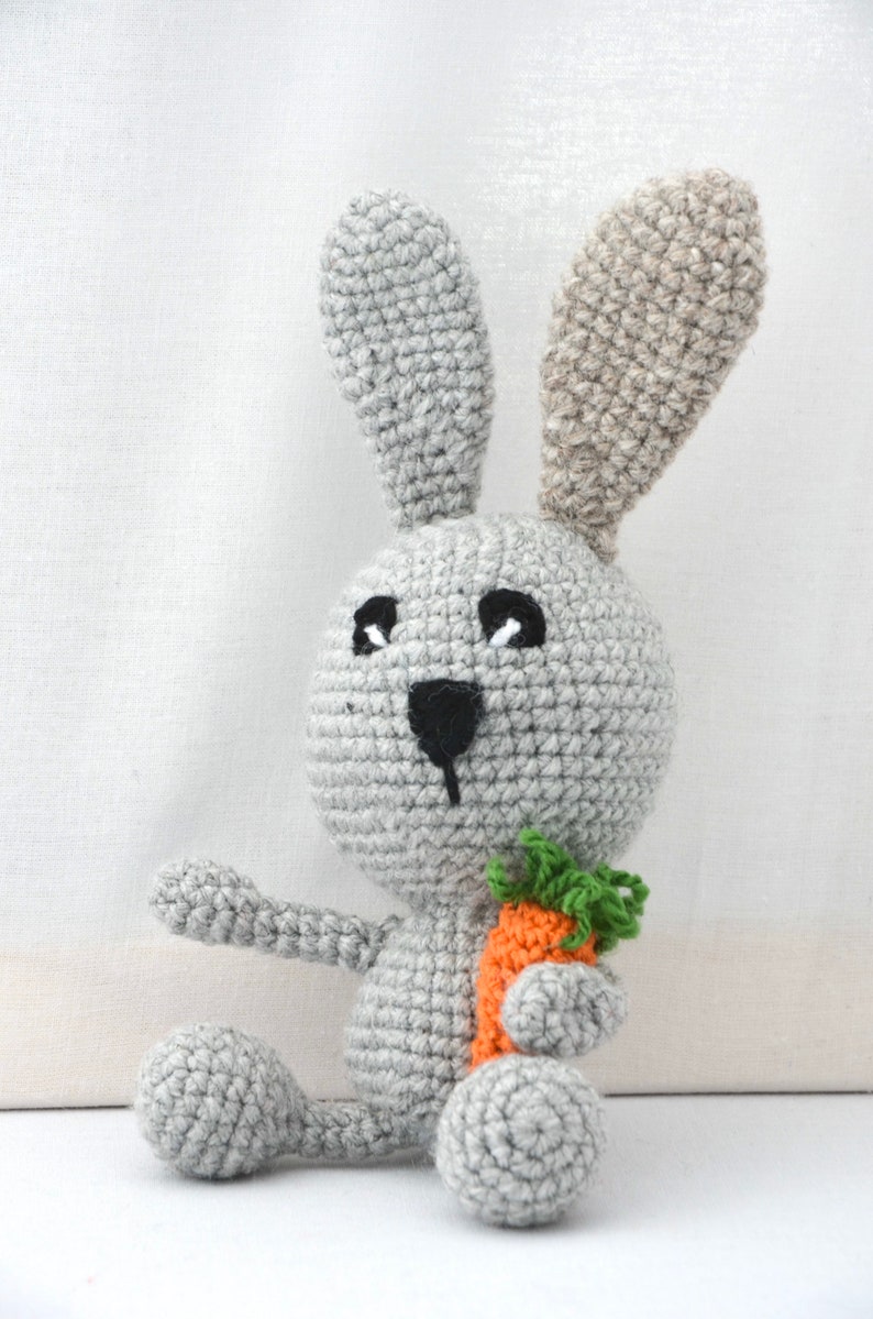 Bunny with carrot, amigurumi, handmade, gift dunkelgrau