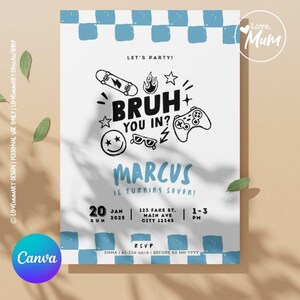 Op de afbeelding: Een witte uitnodiging met een blauwe geblokte rand en de tekst "LET'S PARTY!". De uitnodiging bevat zwarte illustraties van een skateboard, vlam, sterren en een gamecontroller. Het is voor Marcus' zevende verjaardag.