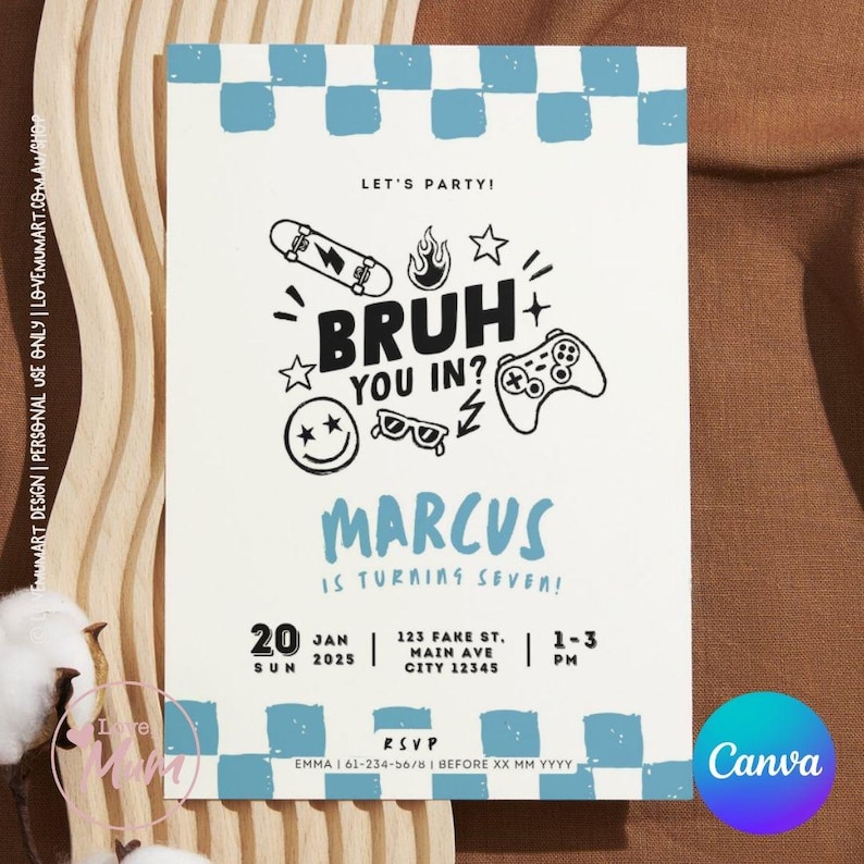 Op de afbeelding: Een uitnodiging voor een feestje met een witte achtergrond en blauwe geblokte randen. De uitnodiging bevat de tekst "LET'S PARTY!" en "BRUH YOU IN?" met illustraties van een skateboard, vlammen, sterren, een smiley, een bril en een gamecontroller. De naam "MARCUS" wordt in blauw weergegeven, met daaronder de tekst "IS TURNING SEVEN!". De datum, tijd en RSVP-informatie zijn ook opgenomen.