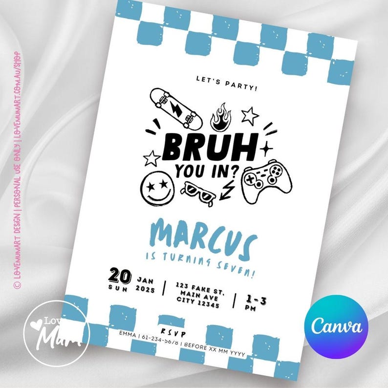 Op de afbeelding: Witte uitnodiging met blauwe geblokte randen en tekst. De uitnodiging zegt "BRUH YOU IN?" en "MARCUS IS TURNING SEVEN!" met een skateboard, sterren en een gamecontroller-afbeelding. Bevat datum, tijd en RSVP-informatie.