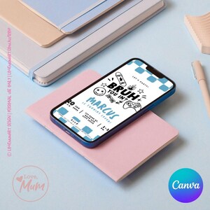 Op de afbeelding: Een blauwe smartphone toont een uitnodiging voor een verjaardagsfeestje met de tekst "BRUH YOU IN?" en "MARCUS". De telefoon ligt op een roze notitieblok, met andere notitieblokken en een pen op de achtergrond. De uitnodiging bevat de datum, tijd en locatie.