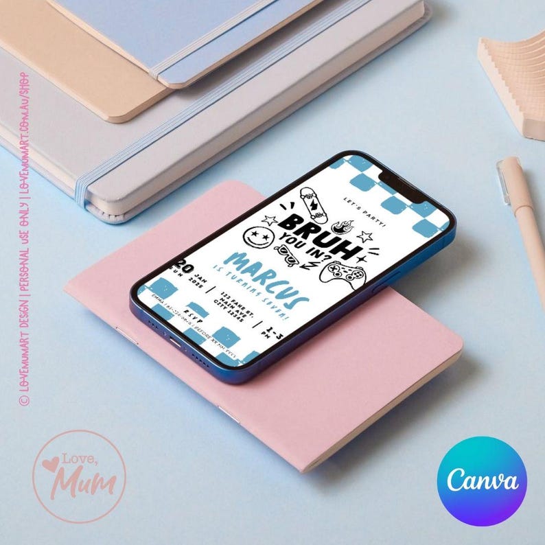 Op de afbeelding: Een blauwe smartphone toont een uitnodiging voor een verjaardagsfeestje met de tekst "BRUH YOU IN?" en "MARCUS". De telefoon ligt op een roze notitieblok, met andere notitieblokken en een pen op de achtergrond. De uitnodiging bevat de datum, tijd en locatie.