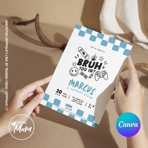 Op de afbeelding: Een witte uitnodiging met blauwe geblokte randen en speelse graphics. De uitnodiging luidt "BRUH YOU IN?" en kondigt Marcus' zevende verjaardag aan. Bevat datum, tijd en locatiegegevens. Het Canva-logo is zichtbaar.