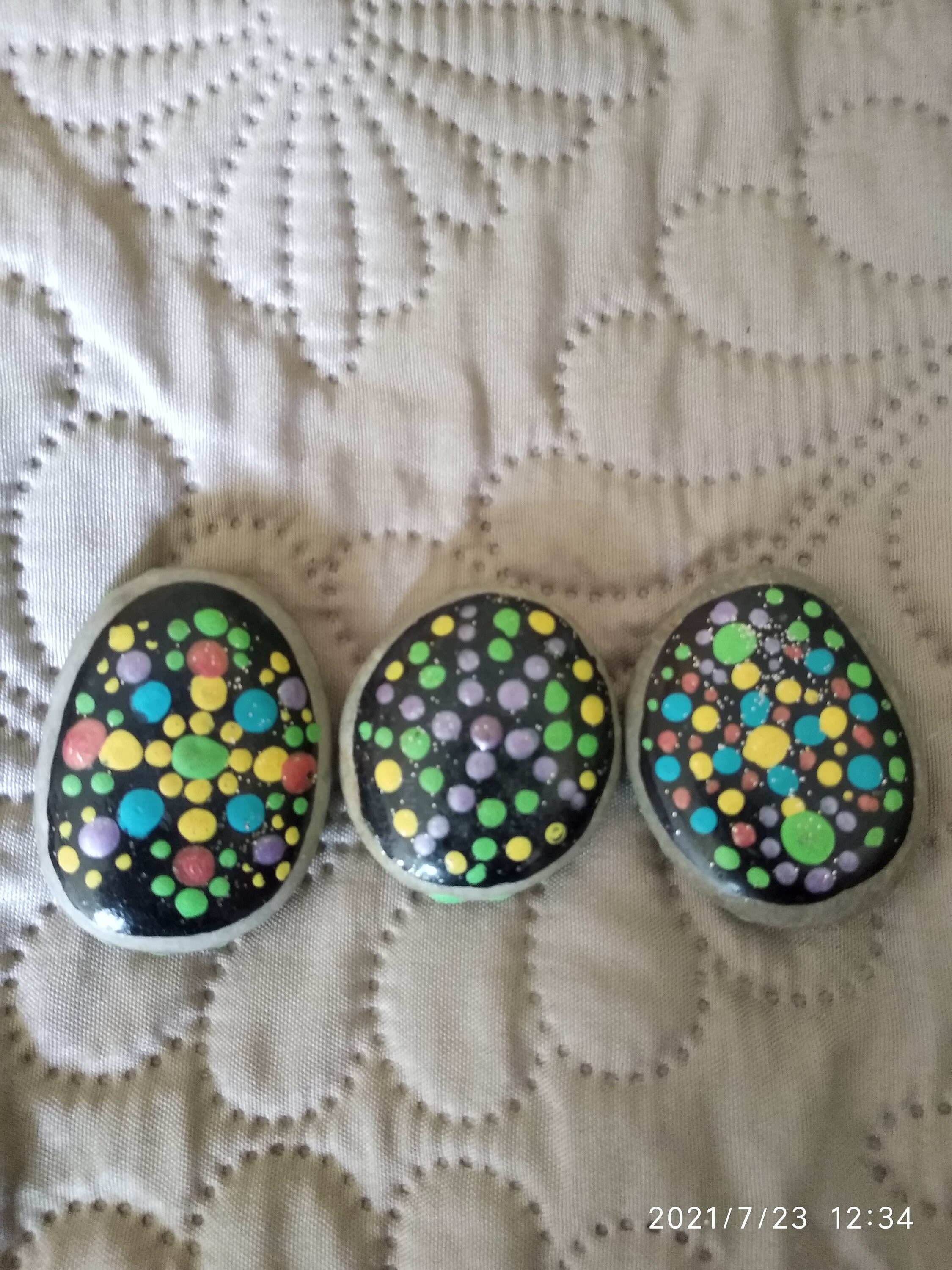 Pierres Pour La Chance. Peindre Des Runes Scandinaves. 3 Pièces.