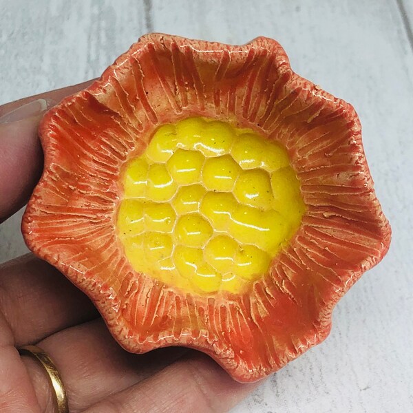 Flower Ring Dish, Handmade Pottery Jewellery Flower Bowl, Ceramic Flowers Ornament, Clay Floral Decoration, Home Decoration Ornaments.