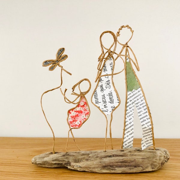 Promenade en famille figurines en ficelle et papier parents enfant nature libellule sculpture en fil de kraft armé sur socle bois flotté