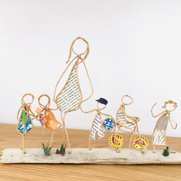 La nounou et les enfants figurines en ficelle et papier cadeau original promenade vélo poupée ballon sculpture fil fer kraft bois flotté