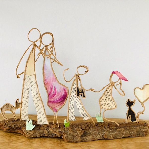 Promenade en famille figurines ficelle et papier cadeau original ou personnalisé parents enfants chats sculpture fil kraft armé bois flotté